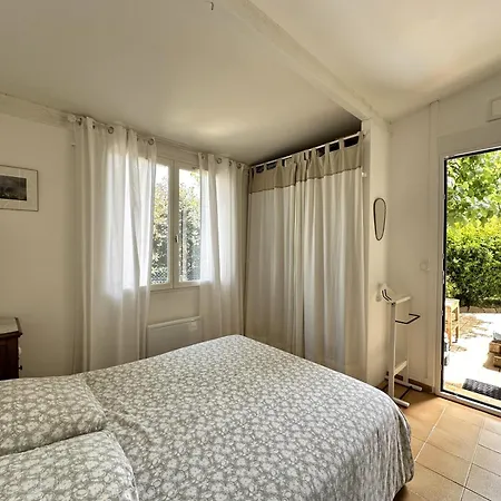 Le Cocon, Pour 2 Personnes A 5 Minutes De La De L'almanarre A Apartment