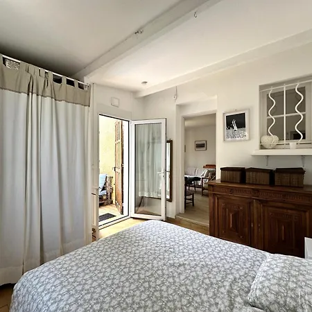 Apartment Le Cocon, Pour 2 Personnes A 5 Minutes De La De L'almanarre A Hyeres